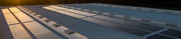 panneau solaire toit entrepot.jpg
